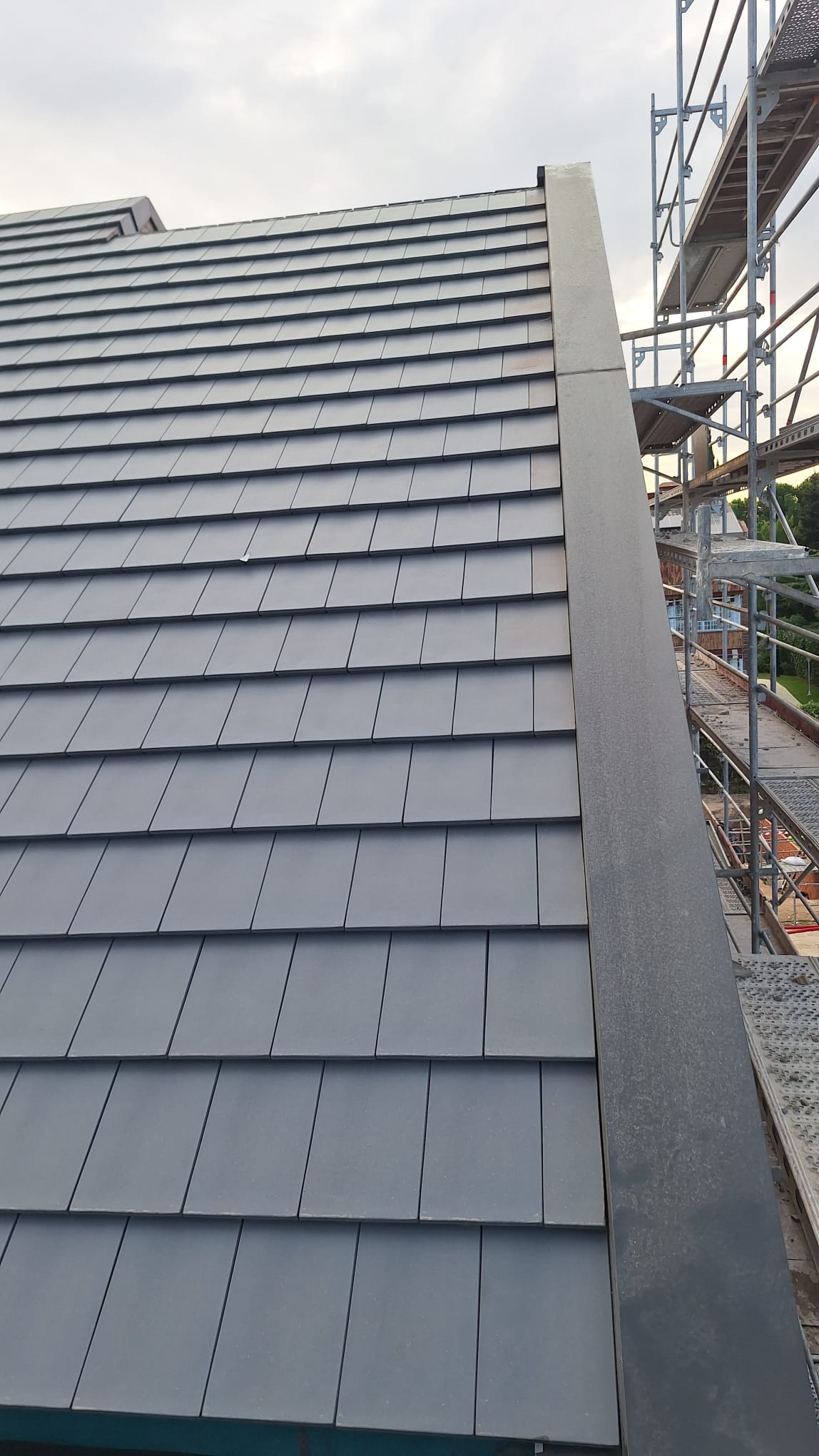 Teja plana y remate de chapa