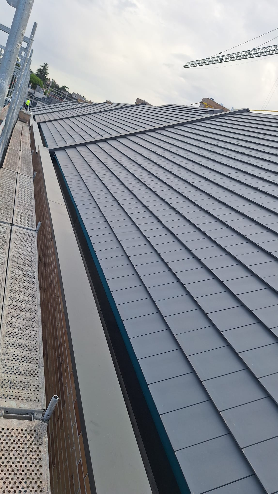 Tejado de teja plana y canalón oculto