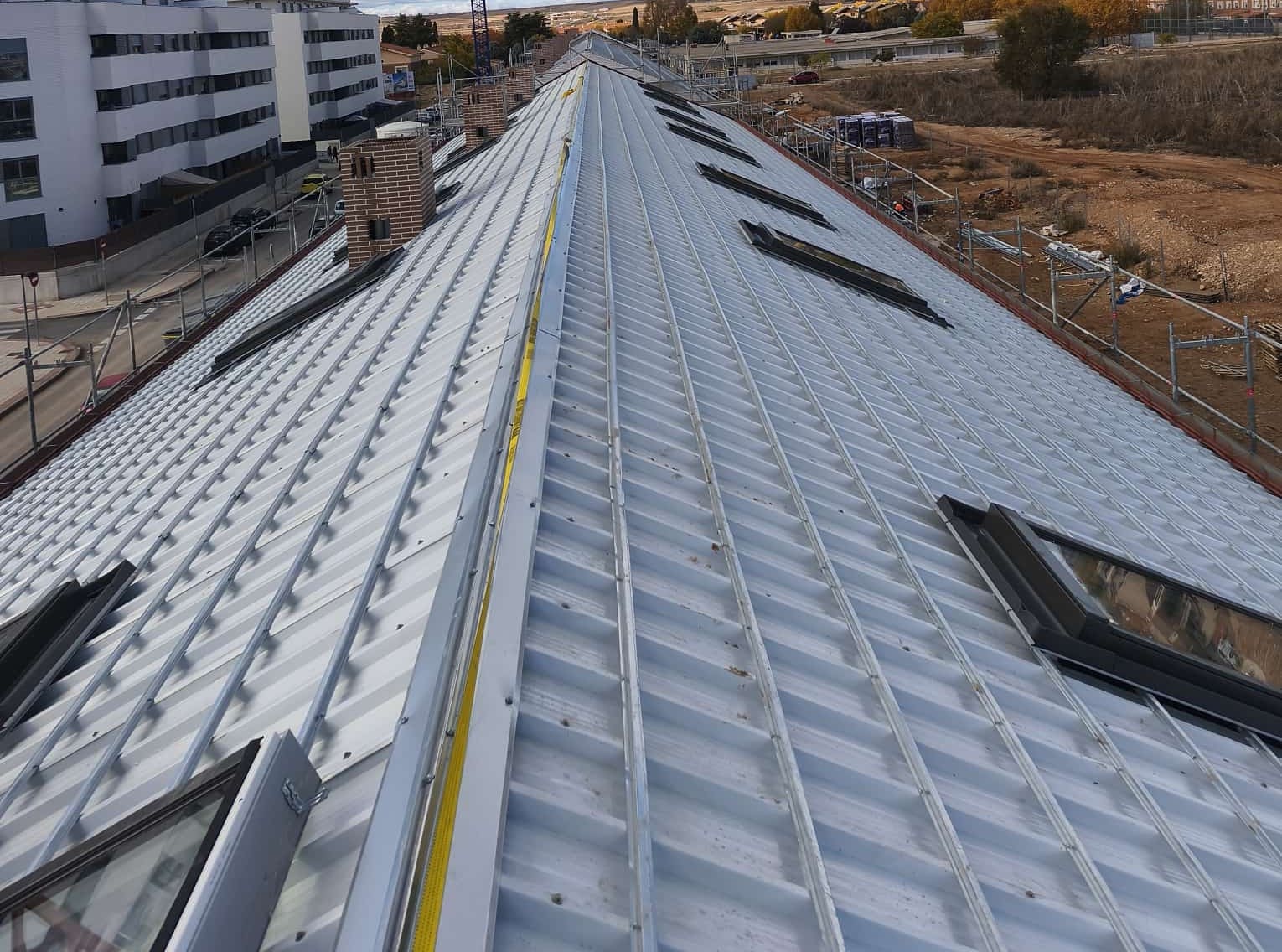 Rastrel secundario sobre panel sandwich